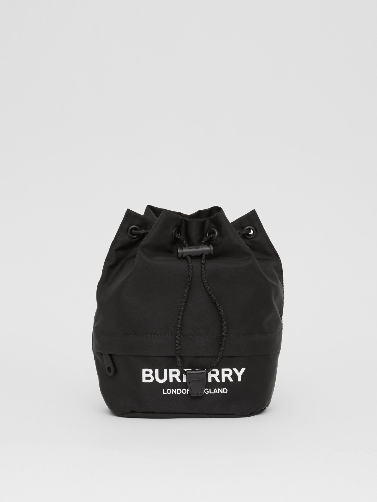 Beuteltasche aus ECONYL® mit Burberry-Logo und Zugbandverschluss (Schwarz)