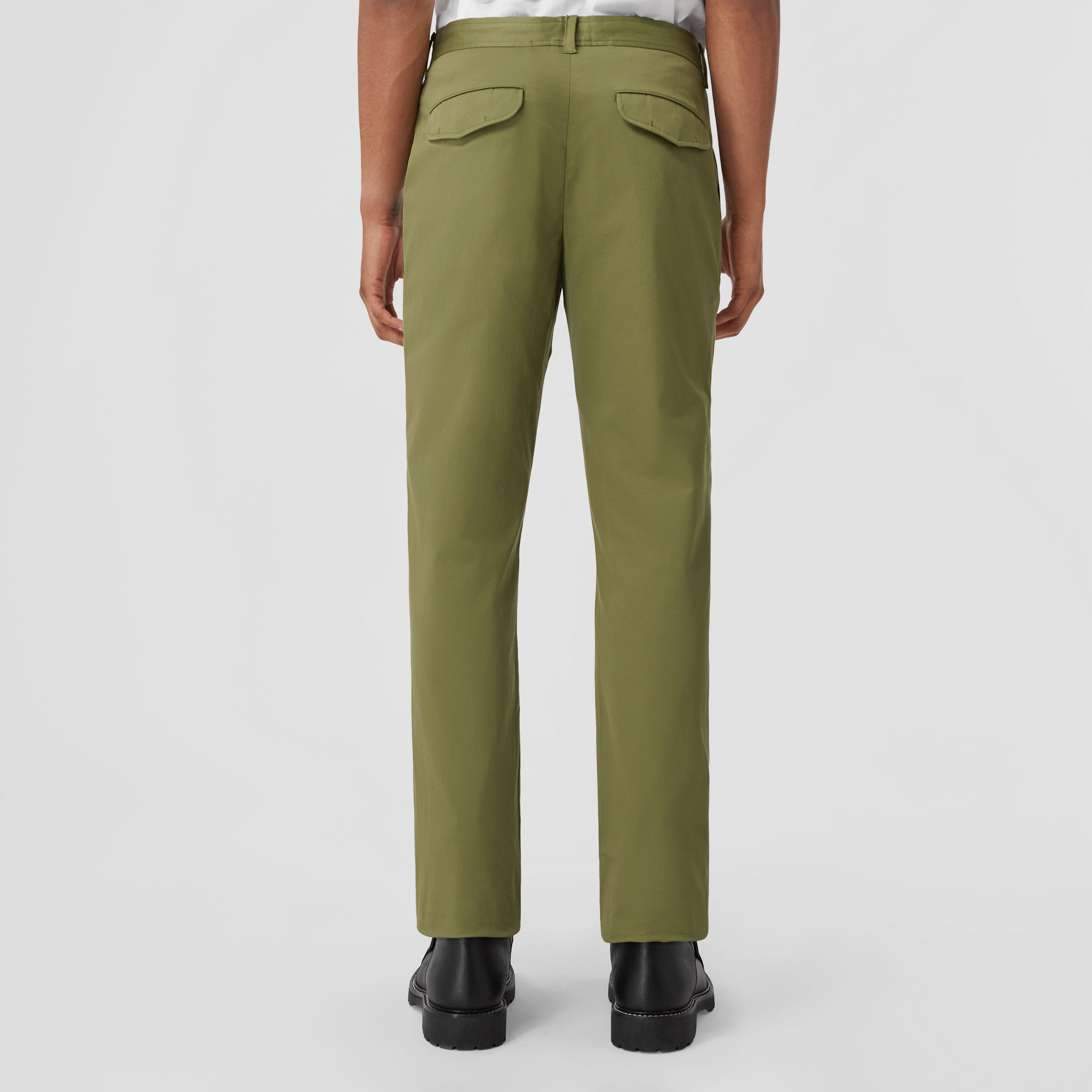 Calças chino de sarja de algodão stretch com monograma (Verde Abeto Escuro) - Homens | Burberry® oficial - 3