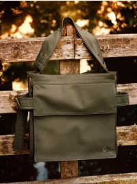 Foto da bolsa trench da Burberry pendurada em uma cerca