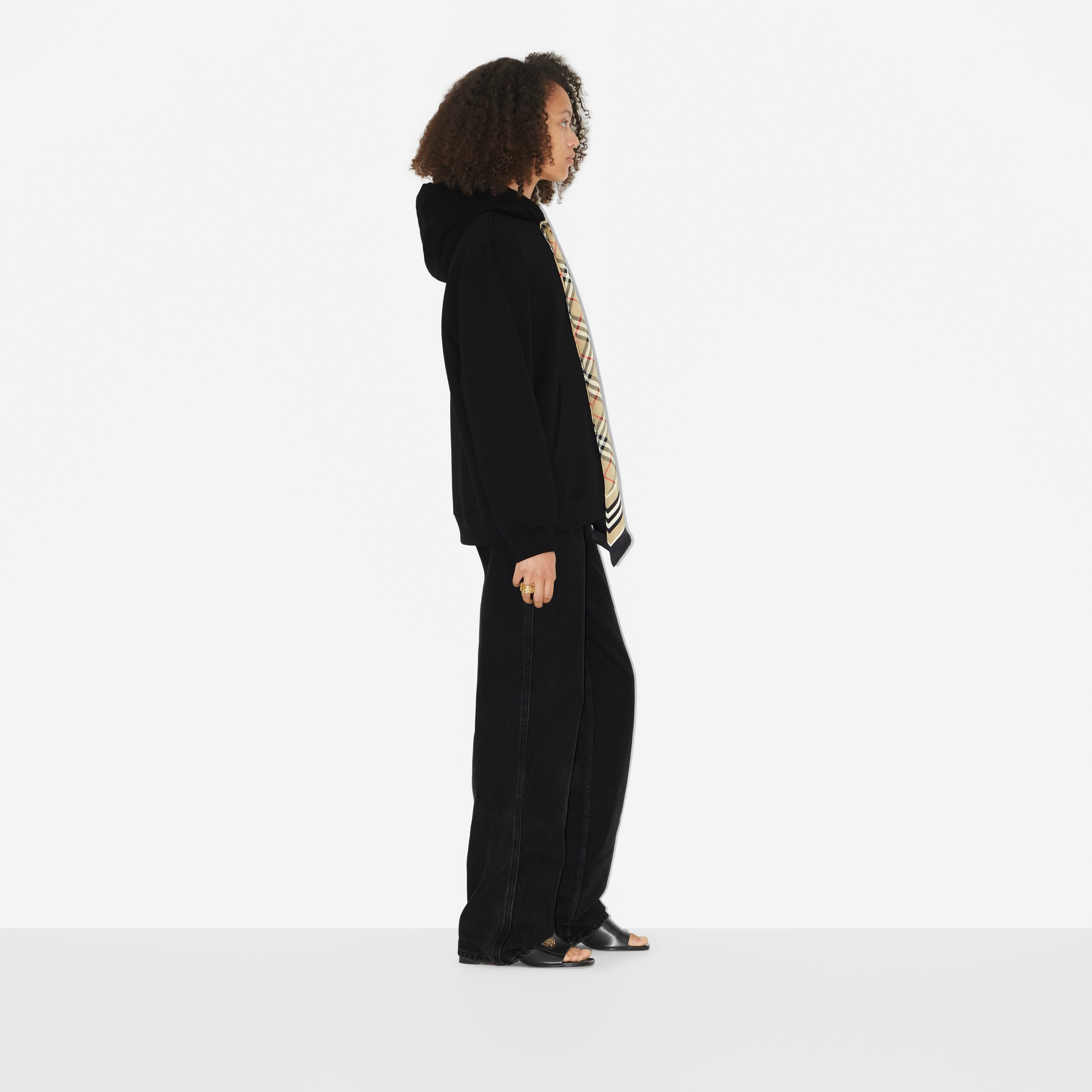 Blusa de moletom oversize com capuz em algodão com detalhe de echarpe (Preto) - Mulheres | Burberry® oficial - 3