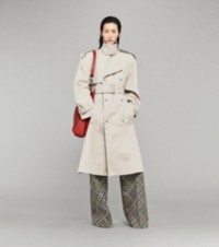 Modelo usando um trench coat com uma camisa listrada e calças de lã em xadrez Burberry Check