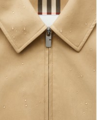 Nahaufnahme des Kragens der Harrington-Jacke von Burberry