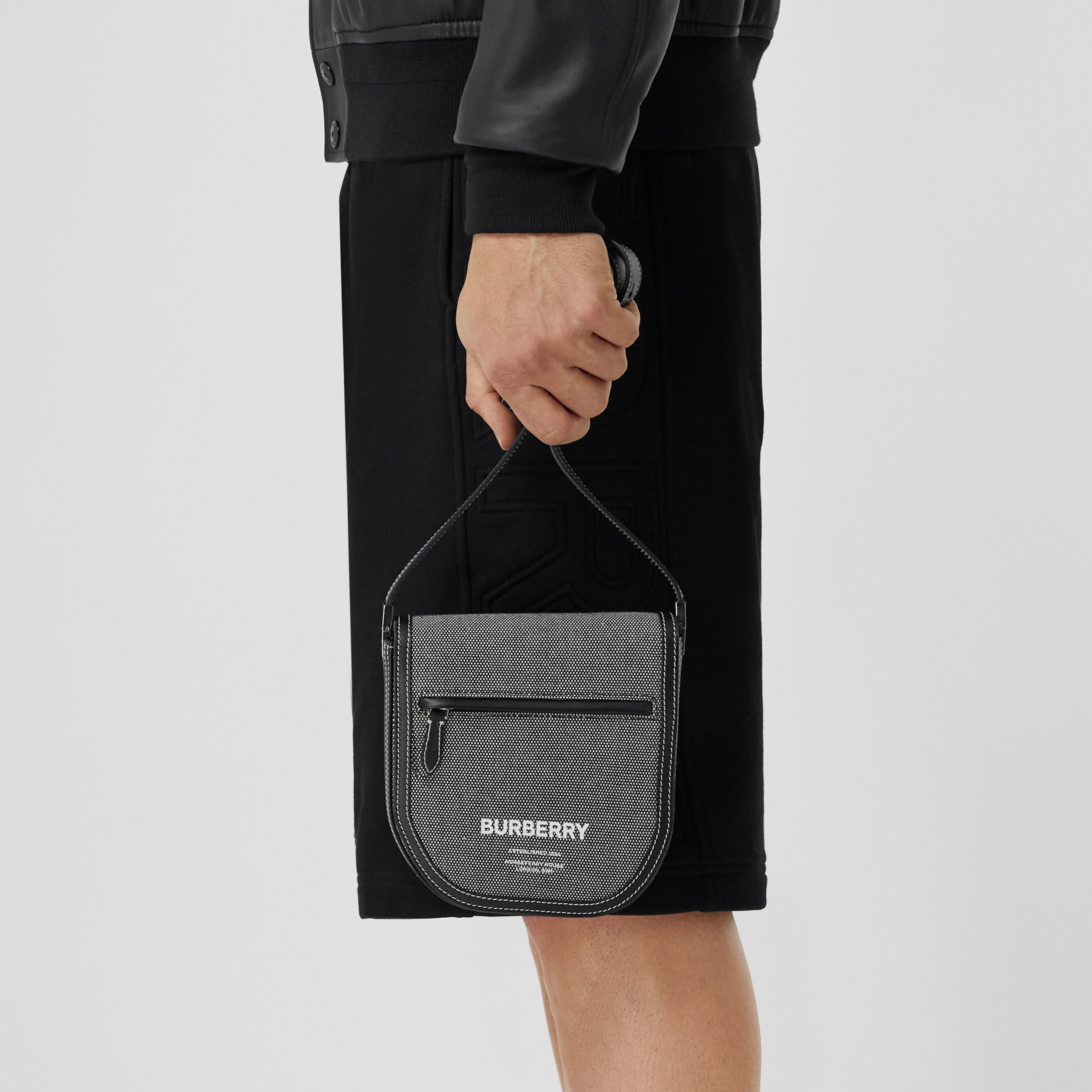 Mini-Crossbody-Tasche „Olympia“ aus Baumwolle mit Horseferry-Schriftzug (Schwarz/grau) | Burberry® - 3