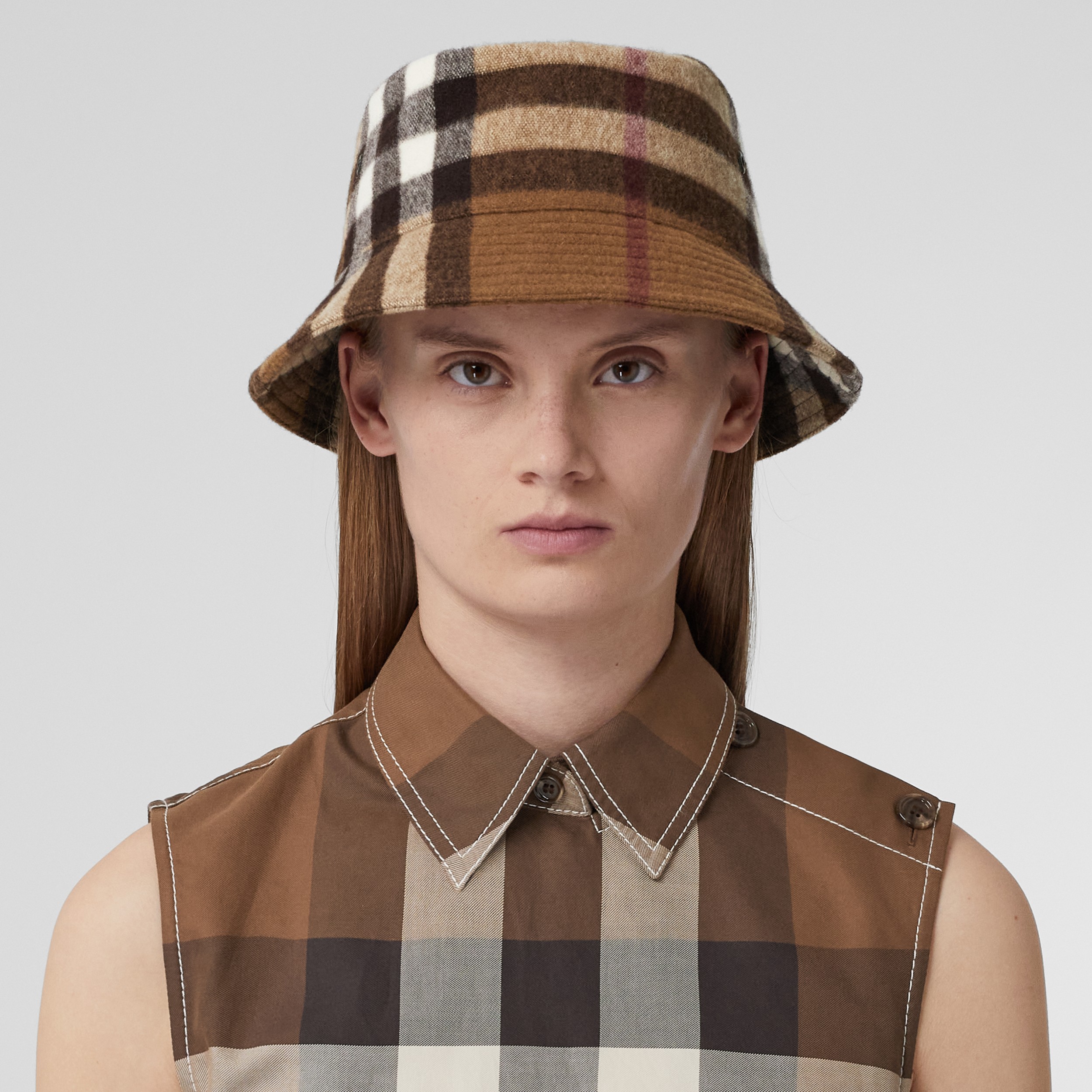Chapéu Bucket em lã com estampa xadrez grande (Marrom Bétula) | Burberry® oficial - 2