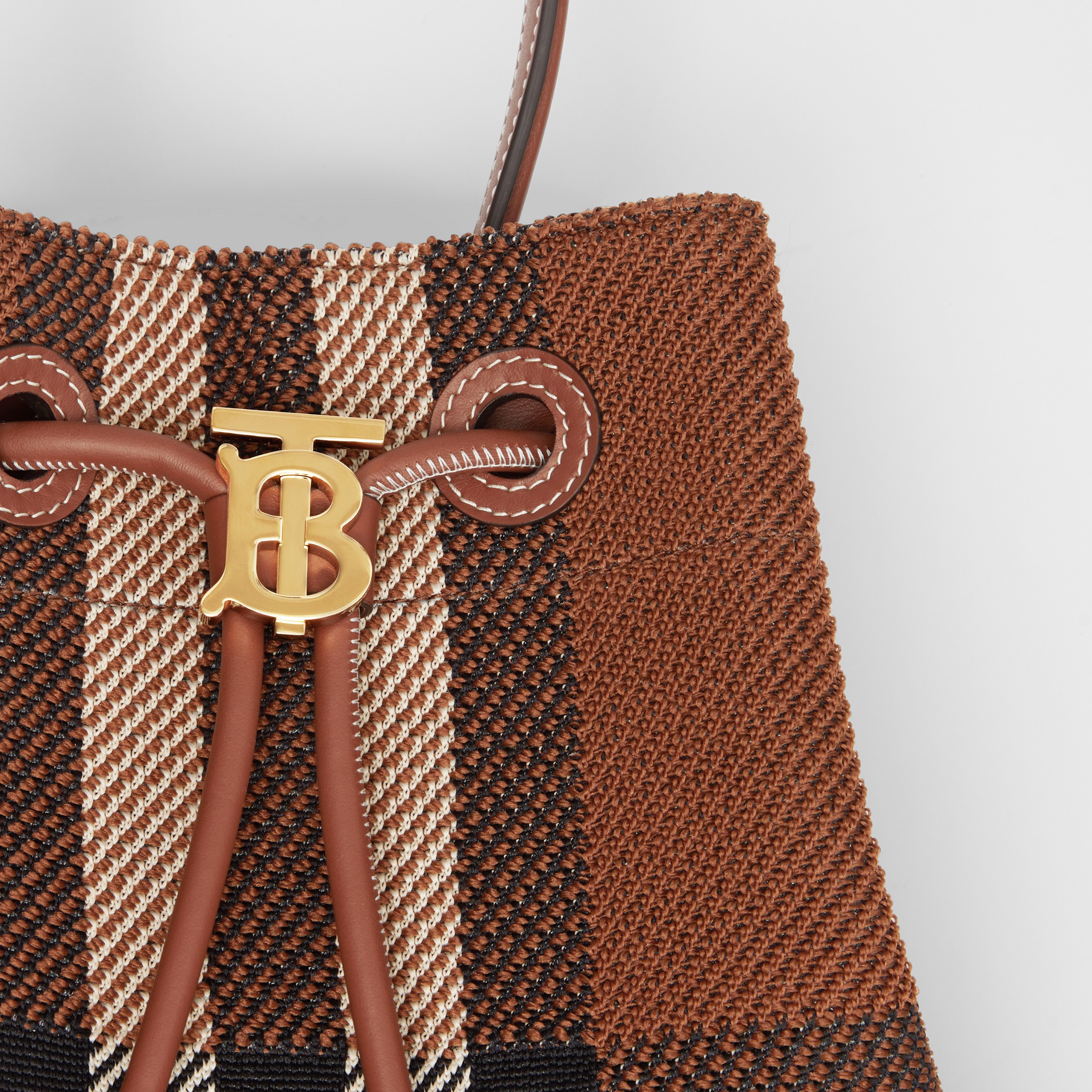 Kleine TB Bucket Bag aus gestricktem Karogewebe und Leder (Dunkles Birkenbraun) - Damen | Burberry® - 2