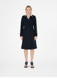 Uma mulher usando um trench coat Heritage Chelsea longo