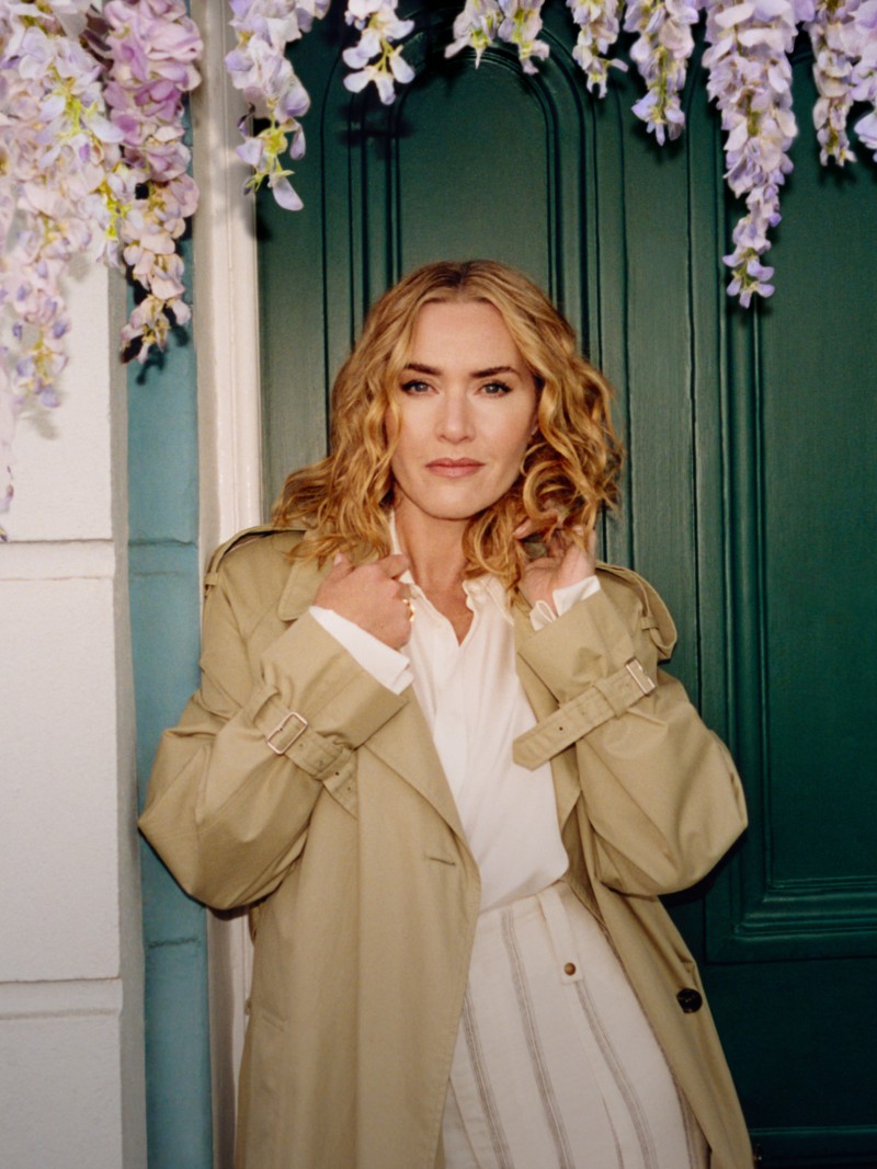 Kate Winslet usando um trench coat Burberry para a segunda fase da campanha "It's Always Burberry Weather"