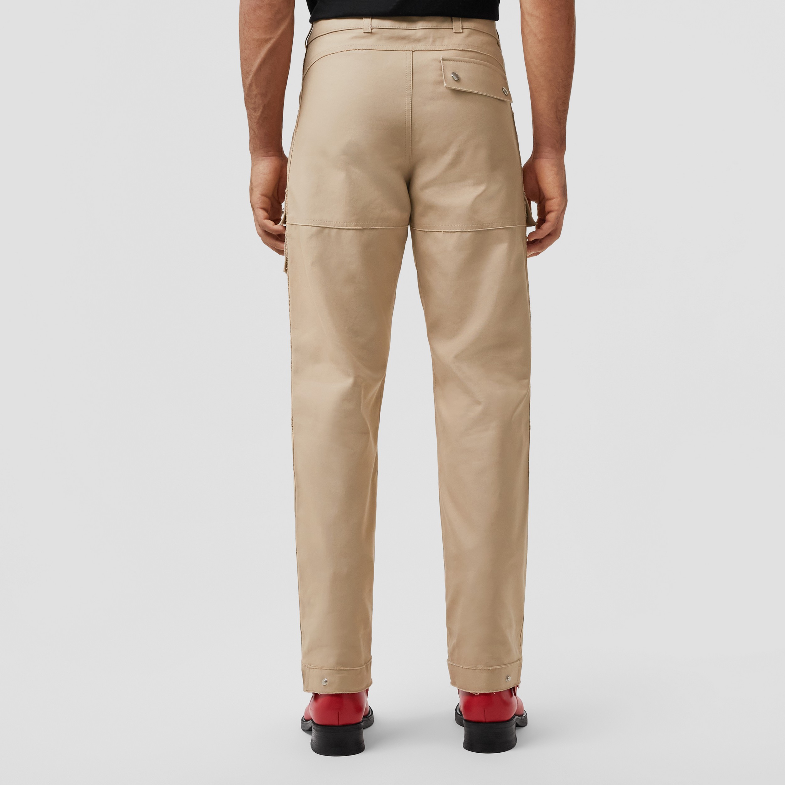 Pantalones cargo en algodón de gabardina con logotipo bordado (Rosa Beige Suave) - Hombre | Burberry® oficial - 3