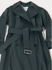 Imagen de un trench coat Burberry con hebilla plateada