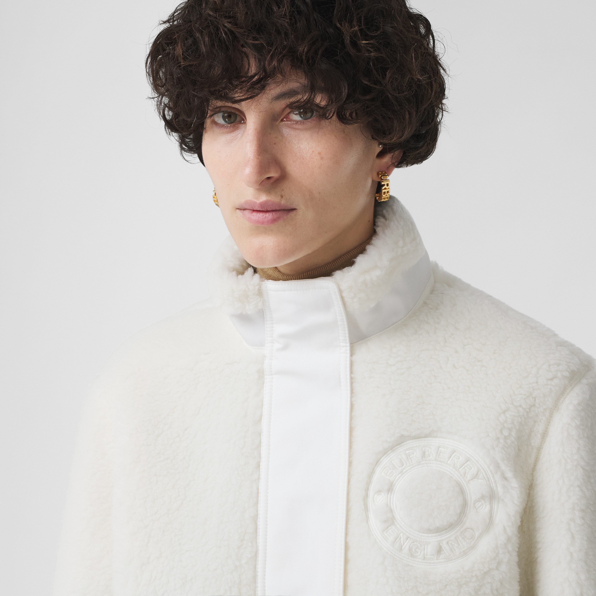 Jaqueta de malha texturizada em lã e cashmere com logotipo gráfico (Cru) - Mulheres | Burberry® oficial - 2
