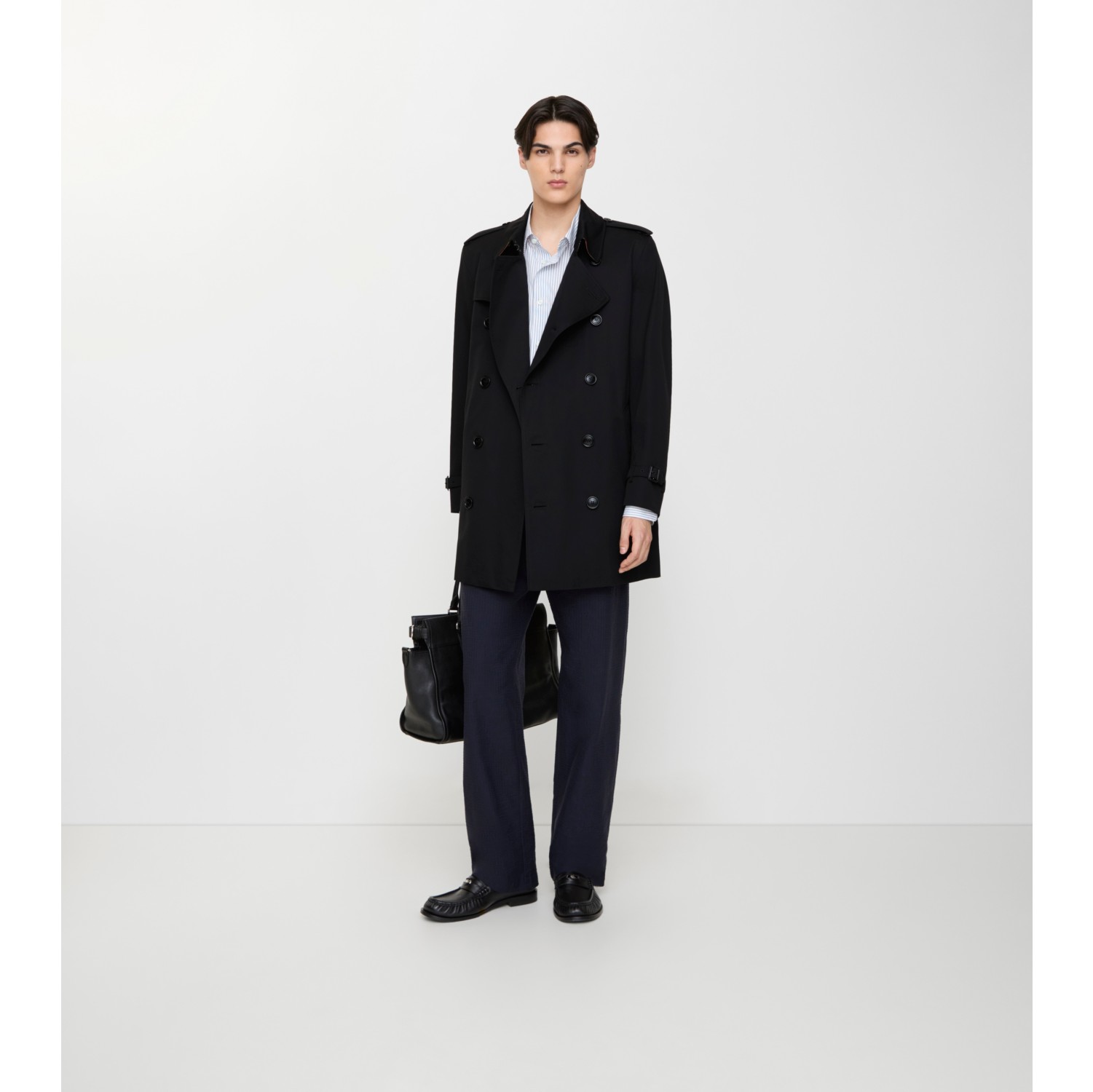 Short Kensington Heritage Trench Coat in Black - Men, Cotton Gabardine | Burberry® Official