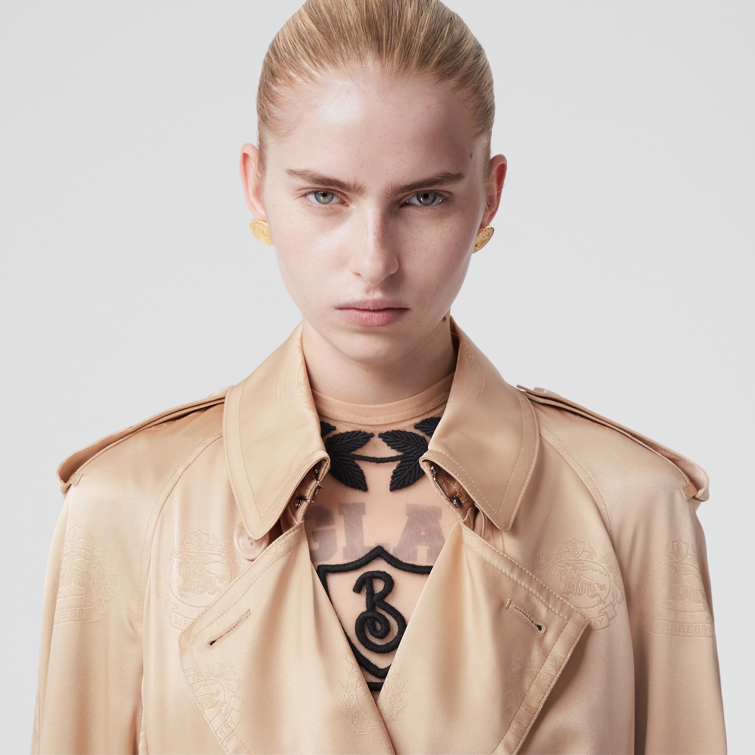 Trench coat en raso de seda con emblema Equestrian Knight (Rosa Beige Suave) - Mujer | Burberry® oficial - 2