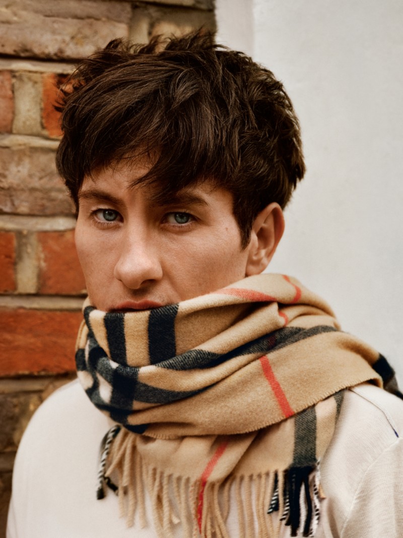 Ator Barry Keoghan usando um cachecol xadrez Burberry Check