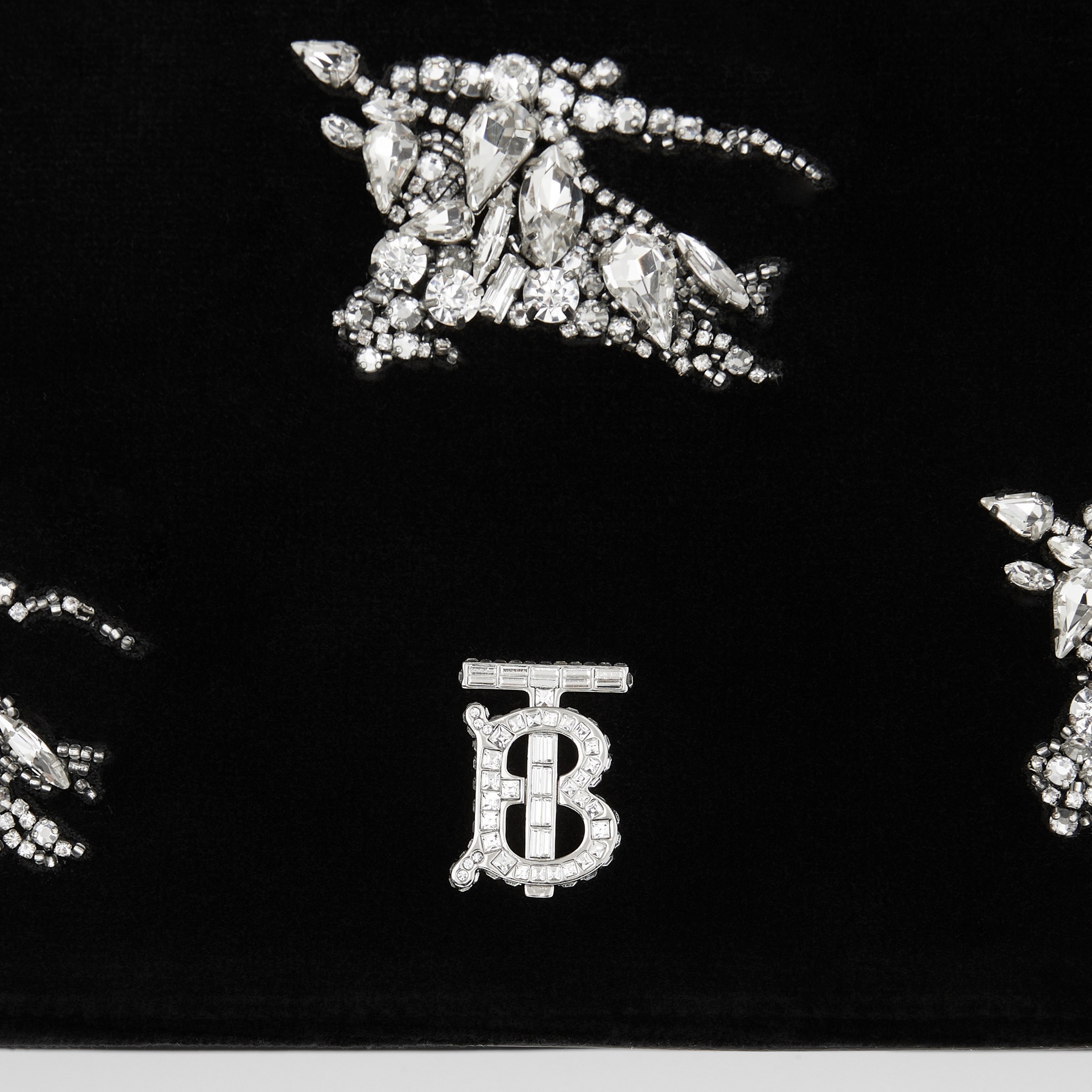 Mini pochette TB en velours avec emblème du Cavalier en cristaux (Noir) - Femme | Site officiel Burberry® - 2