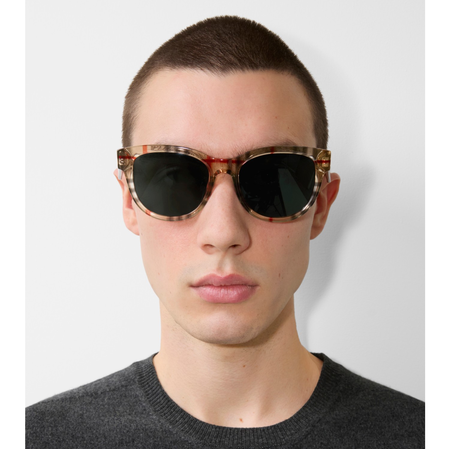 Sonnenbrille mit runder Fassung in Check