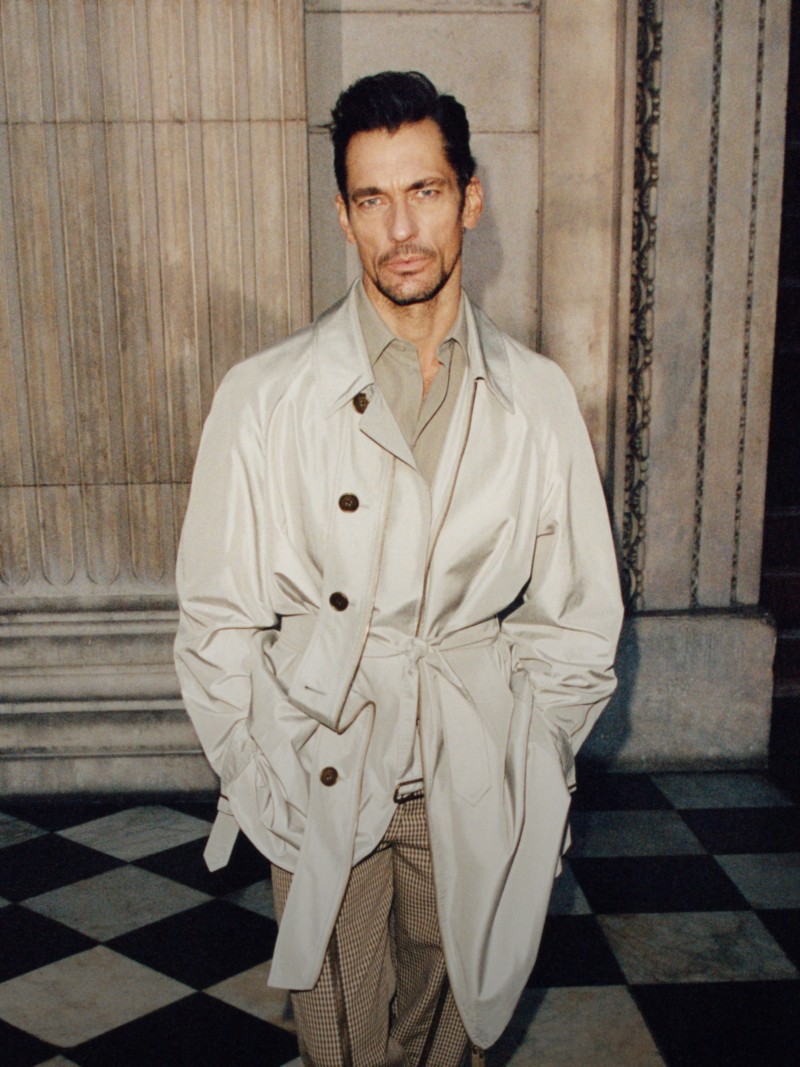 David Gandy usando um trench coat Burberry para a segunda fase da campanha "It's Always Burberry Weather"