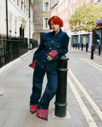 Modella che indossa una giacca in denim e jeans blu indaco