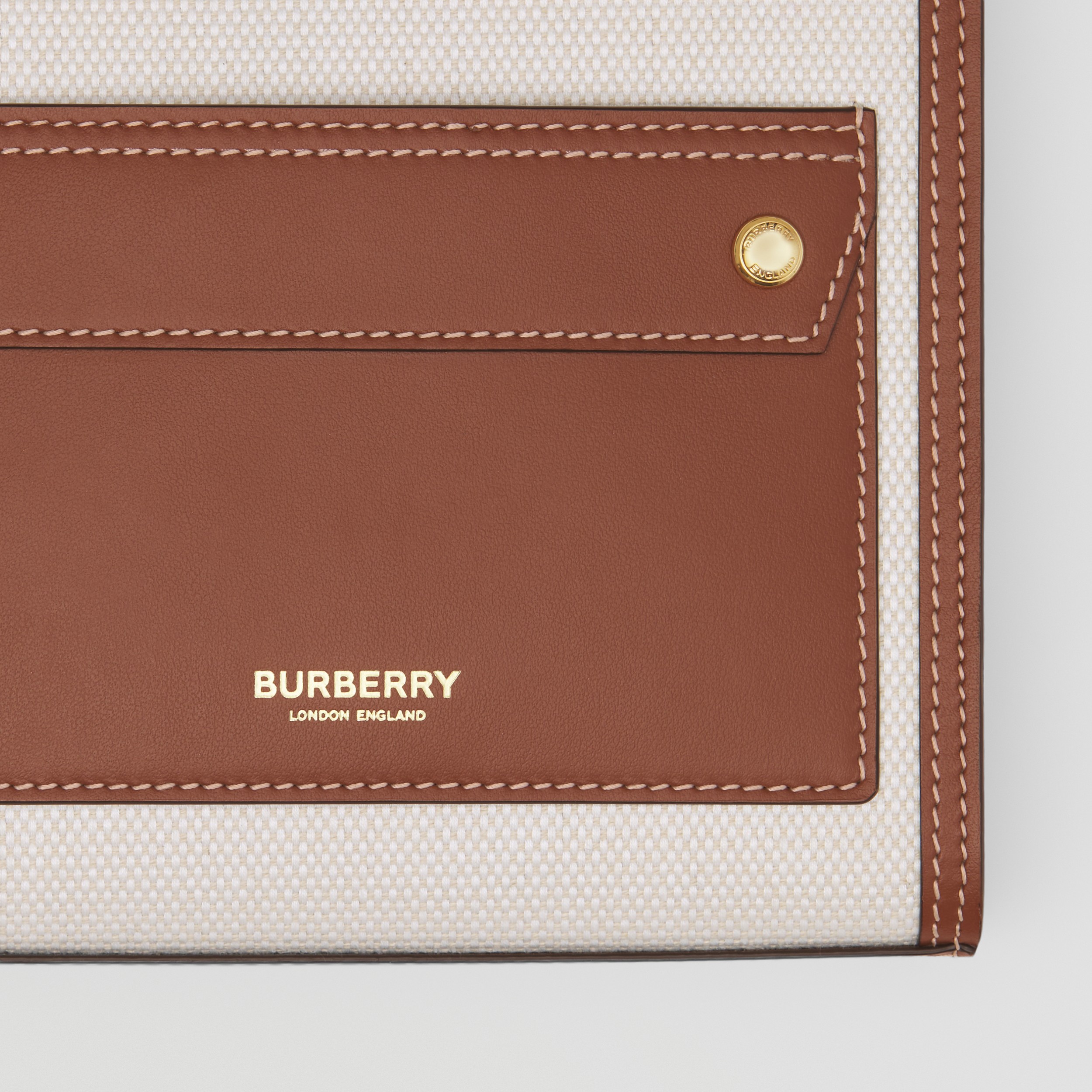 Pocket Bag aus Canvas und Leder im Mikroformat und in Zweitonoptik (Naturfarben/malzbraun) - Damen | Burberry® - 2