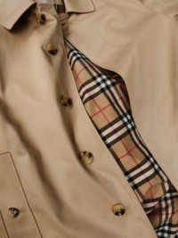 Trench coat Burberry revelando o forro interno em xadrez Burberry Check