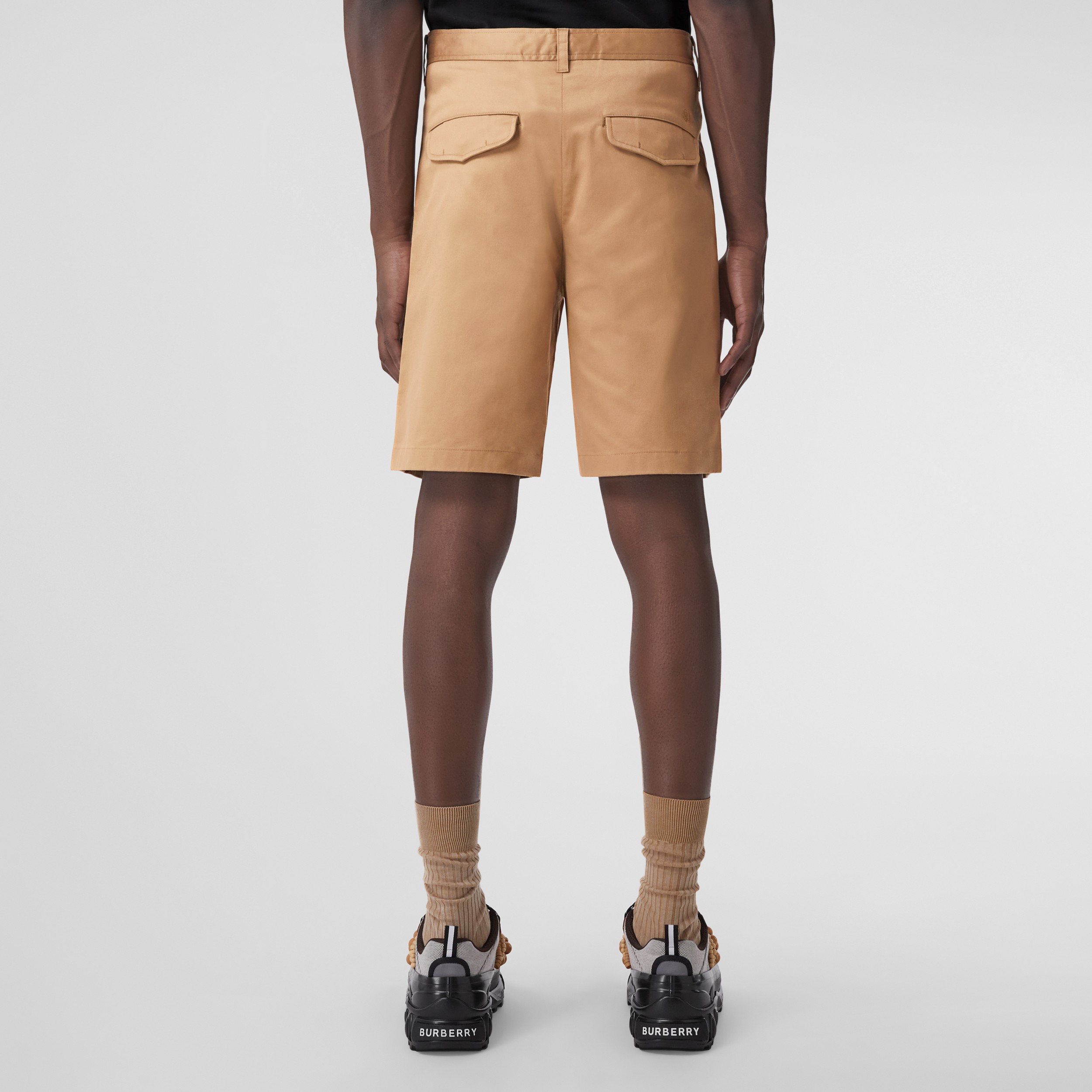 Pantalones cortos en algodón elástico con detalle de monograma (Cámel) - Hombre | Burberry® oficial - 3