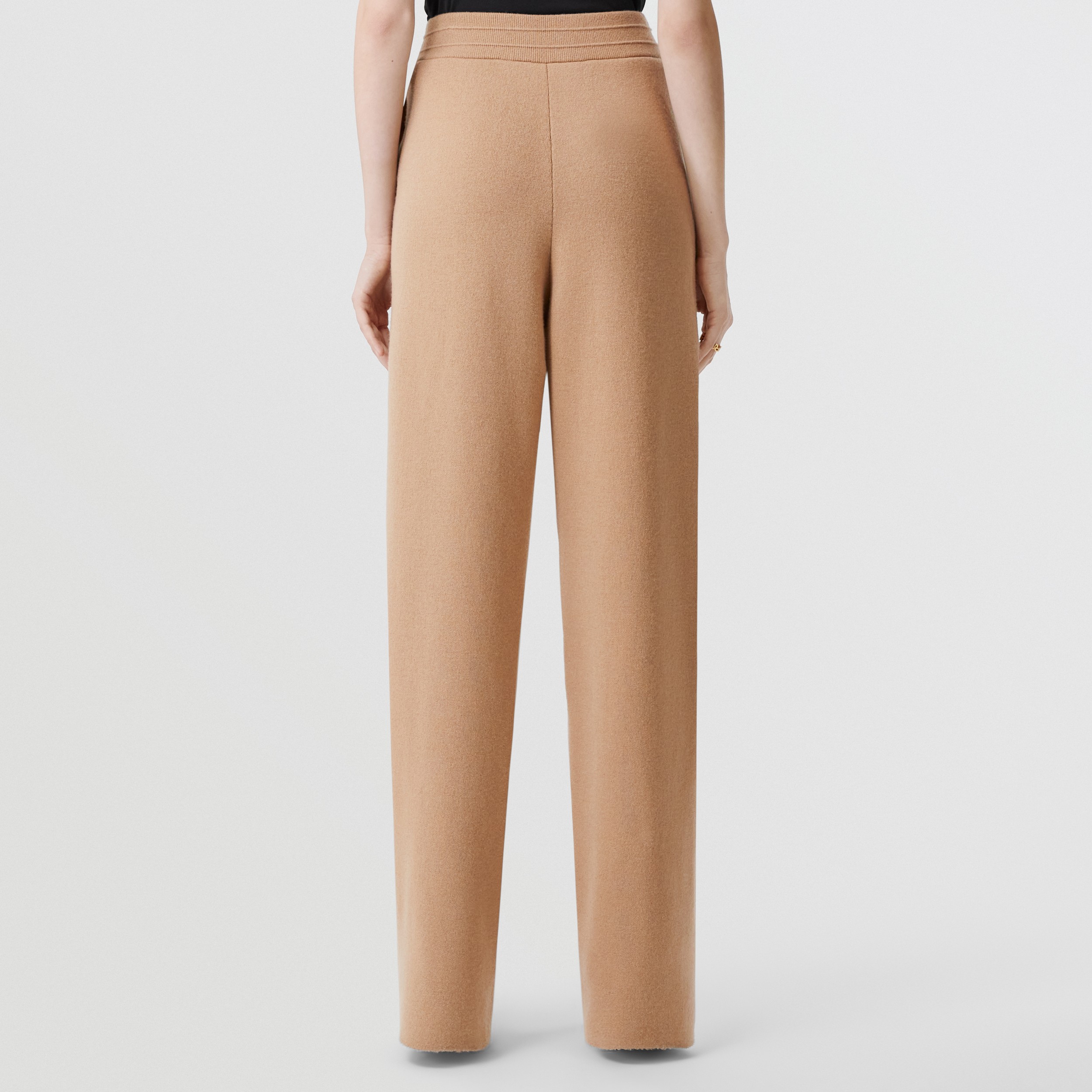 Calças jogger de cashmere com logotipo bordado e corte personalizado (Camel) - Mulheres | Burberry® oficial - 3