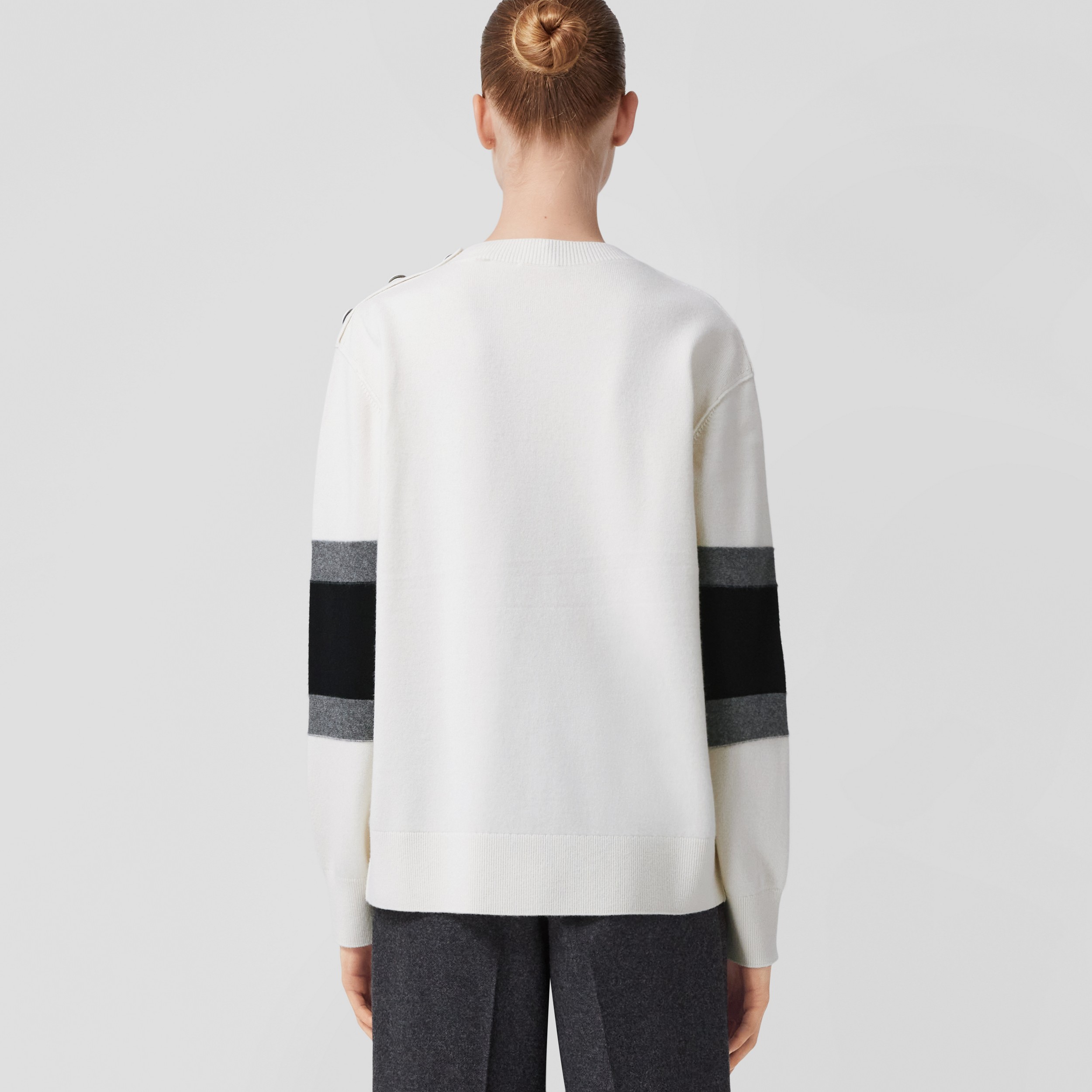 Suéter de lã e cashmere com logotipo gráfico (Branco Natural) - Mulheres | Burberry® oficial - 3