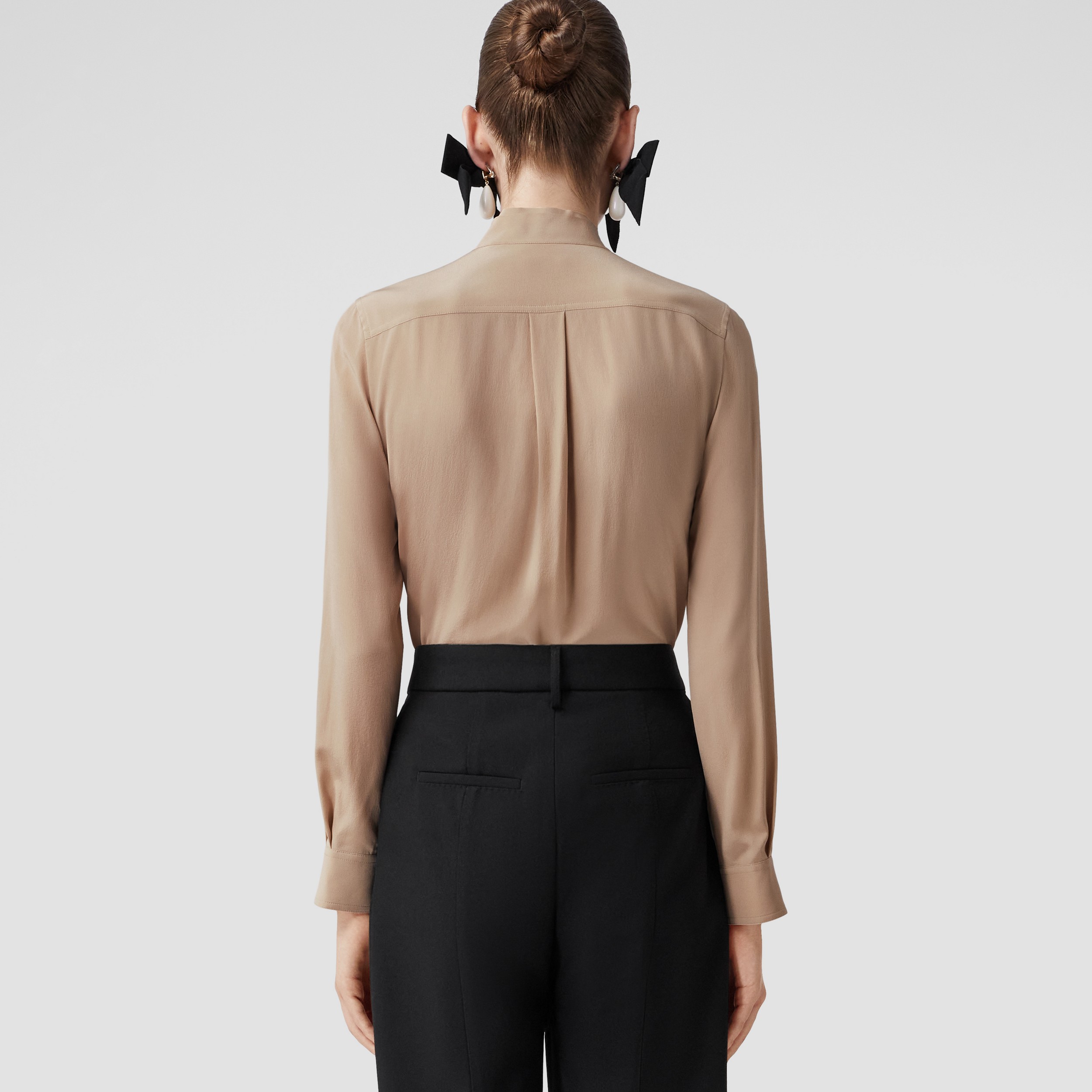 Blusa en crepé de china de seda con lazada al cuello (Capuchino) - Mujer | Burberry® oficial - 3