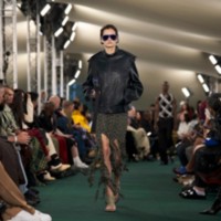 크링클 레더 바이커 재킷을 착용한 모델.