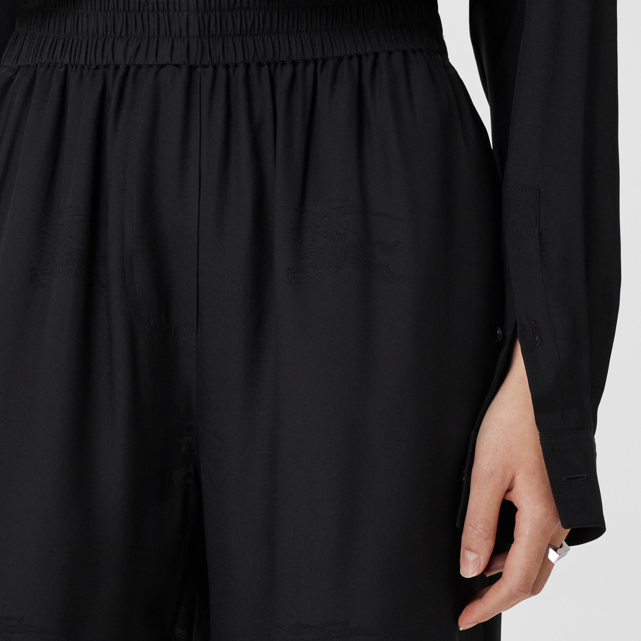 Pantalon ample en jacquard de soie avec emblème du Cavalier (Noir) - Femme | Site officiel Burberry® - 2