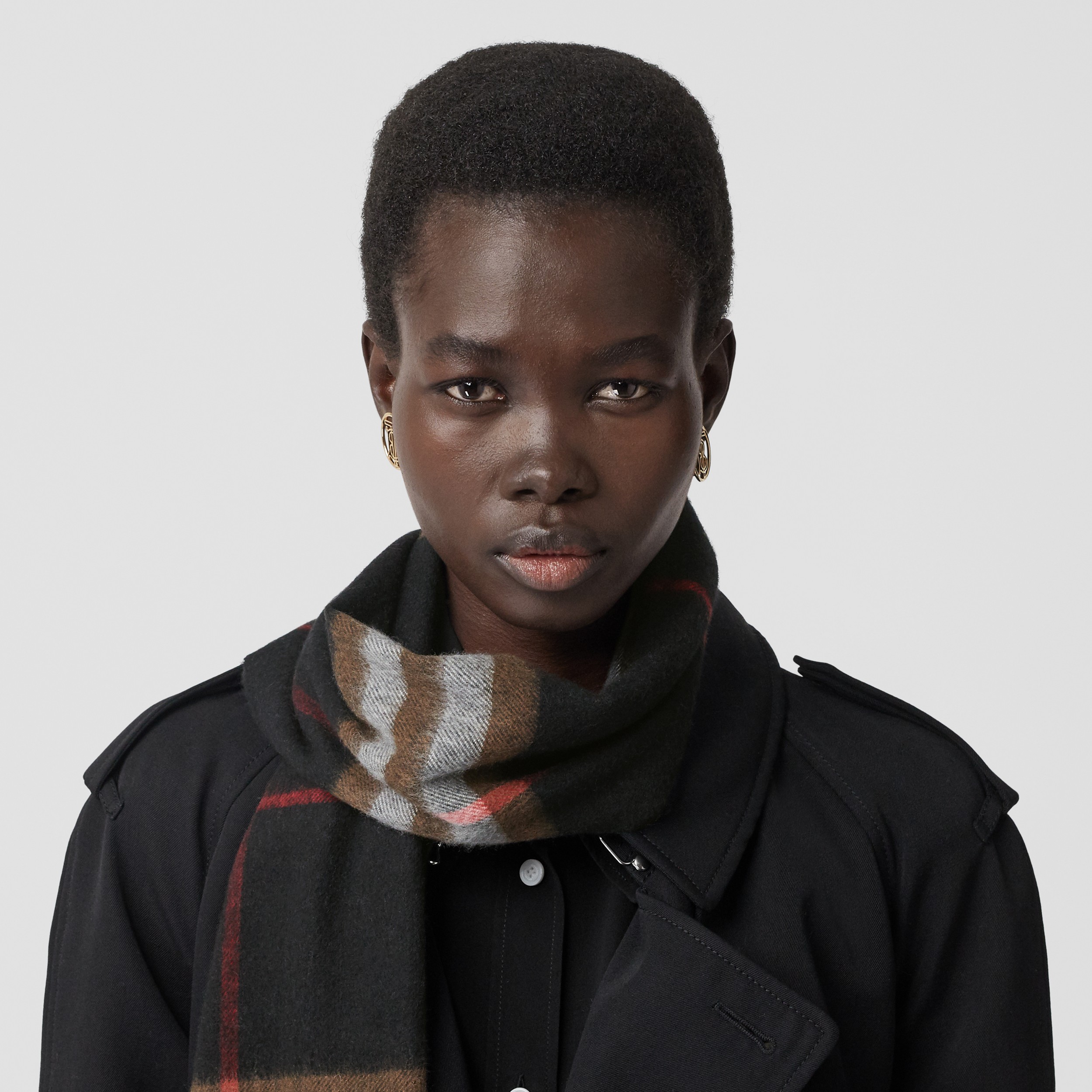 The Burberry Check Cashmere Scarf in Black/brown | Burberry® Official - 3