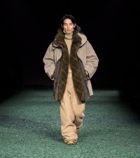 Model in mehrlagigem Parka aus Baumwollcanvas in der Farbe Mink