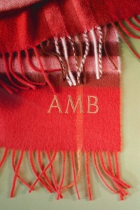 GIF que muestra distintas bufandas a cuadros Burberry Check destacando las nuevas opciones de personalización con iniciales y símbolos