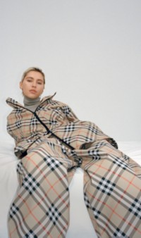 Iris Law luce una chaqueta a cuadros Burberry Check en tono Sand, parte de Clásicos Burberry.