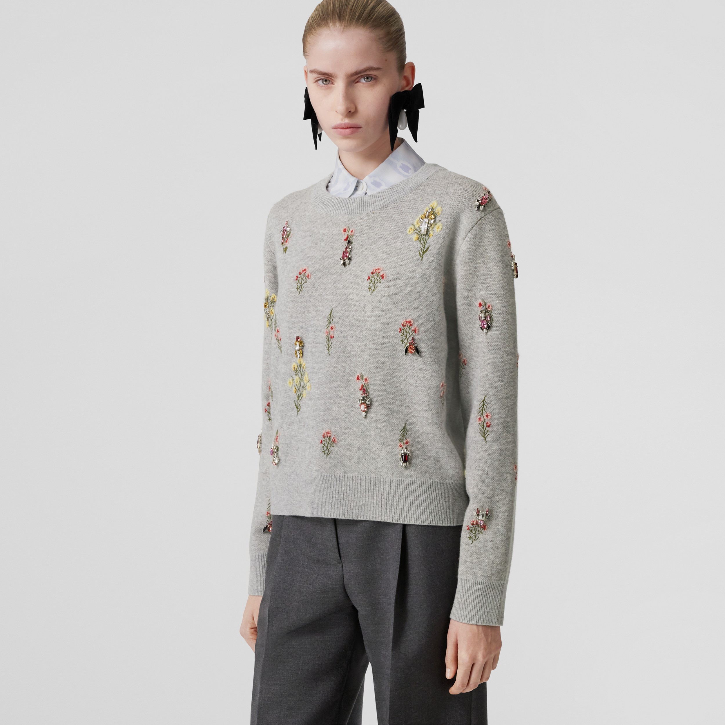 Suéter de lã com estampa floral e cristais bordados (Cinza Pergaminho) - Mulheres | Burberry® oficial - 4