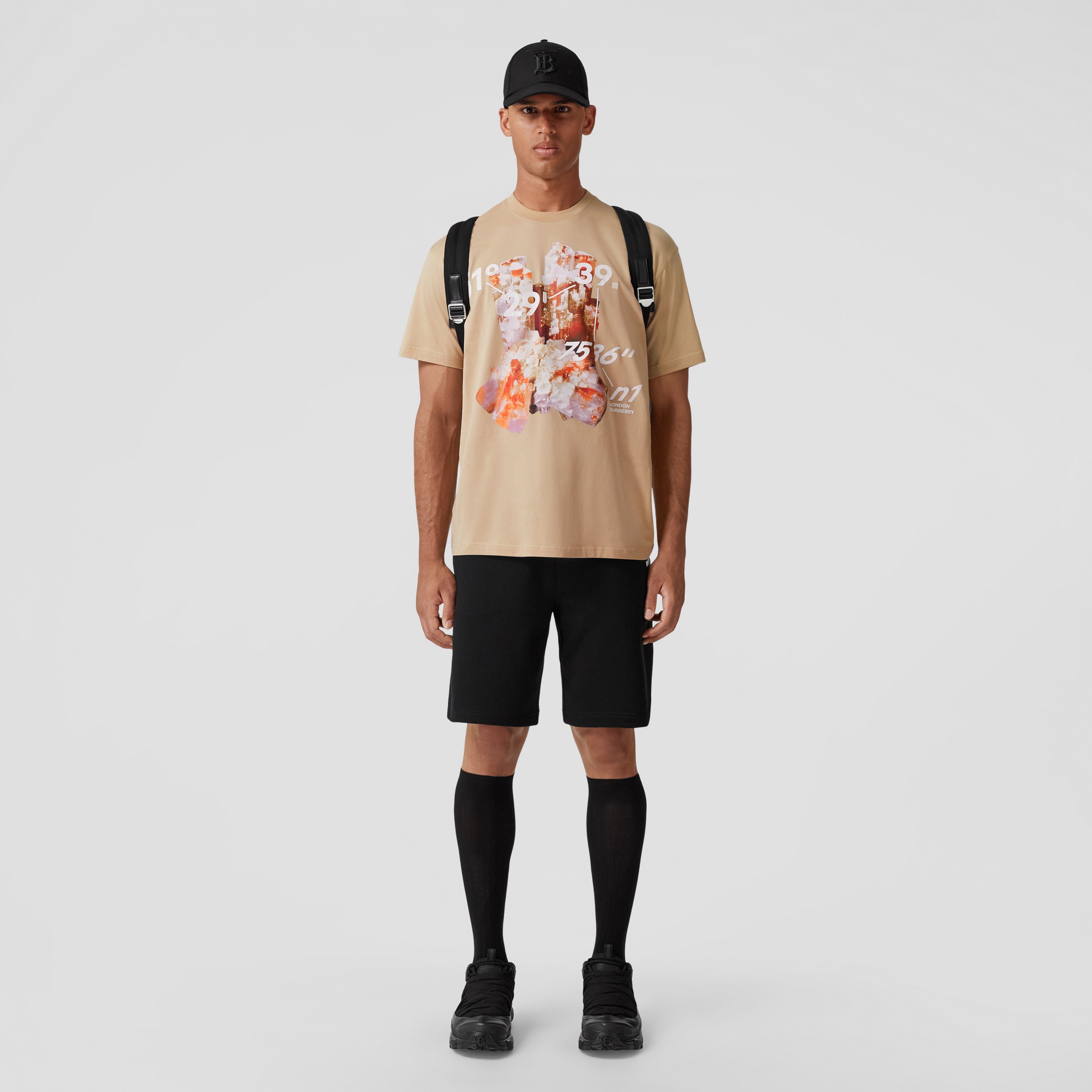 Camiseta de algodão com estampa de coordenadas geográficas e cristais (Fulvo Suave) - Homens | Burberry® oficial - 1