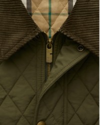 Nahaufnahme des Cordbesatzes an der Steppjacke von Burberry