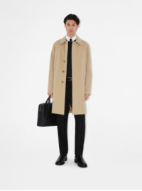 Model in mittellangem Trenchcoat „Camden“ 