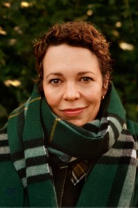 Olivia Colman usando um cachecol de cashmere xadrez Burberry Check