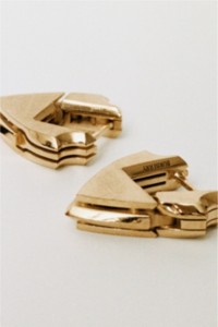 Pendientes Burberry dorados. 