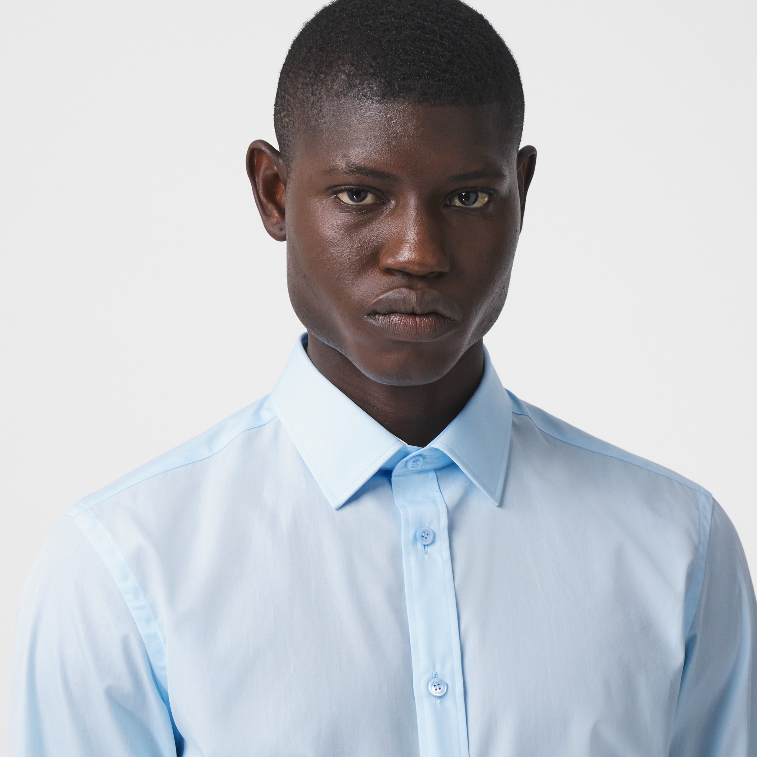 슬림핏 모노그램 모티프 코튼 포플린 셔츠 (페일 블루) - 남성 | Burberry® - 2