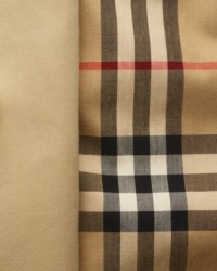 Foto em close-up do forro xadrez Burberry Check dentro do trench coat