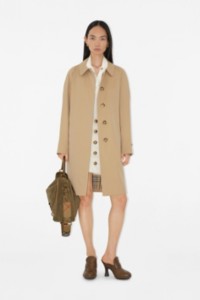 Femme portant un trench-coat Héritage mi-long Camden