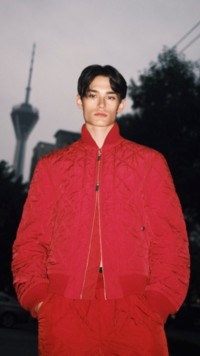 아이비 색상의 퀼팅 재킷을 착용한 모델