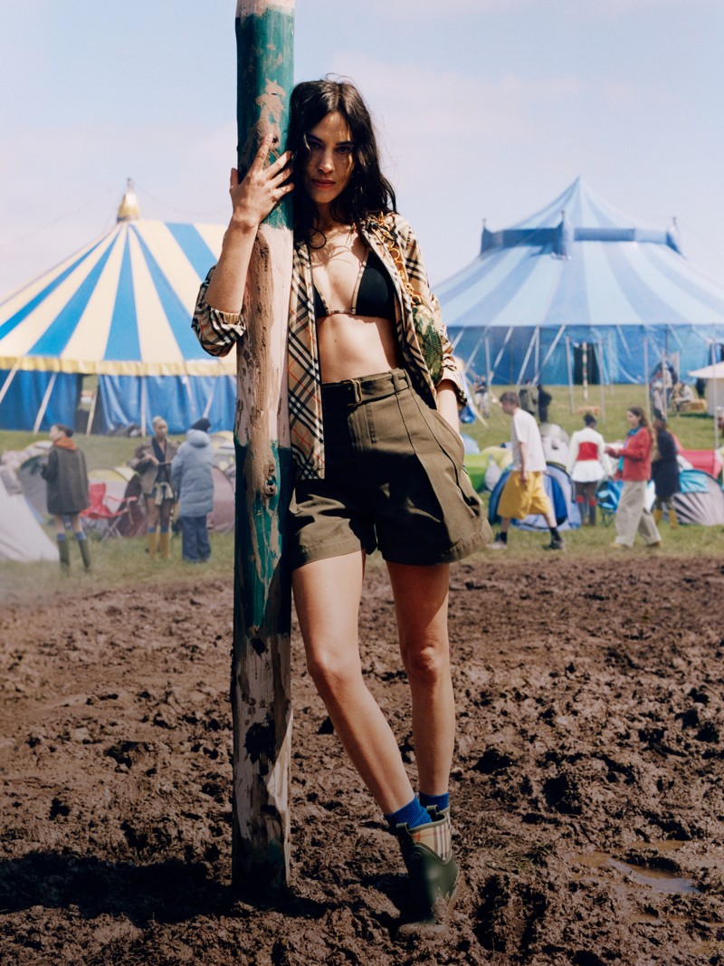 Alexa Chung in einem schwarzen Bikini mit Check-Besatz für die Burberry Festival-Kampagne 2025