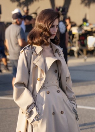 Modelo luciendo un trench coat