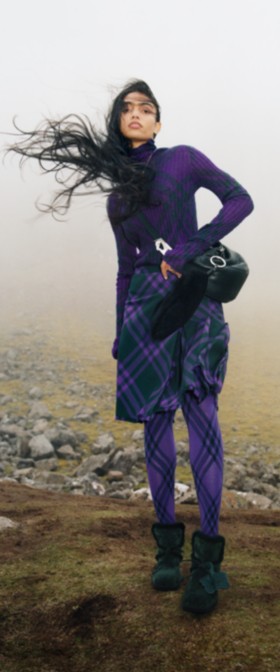 模特身背Burberry Knight包