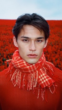 Modelo con bufanda en cachemir a cuadros Burberry Check color rojo buzón.