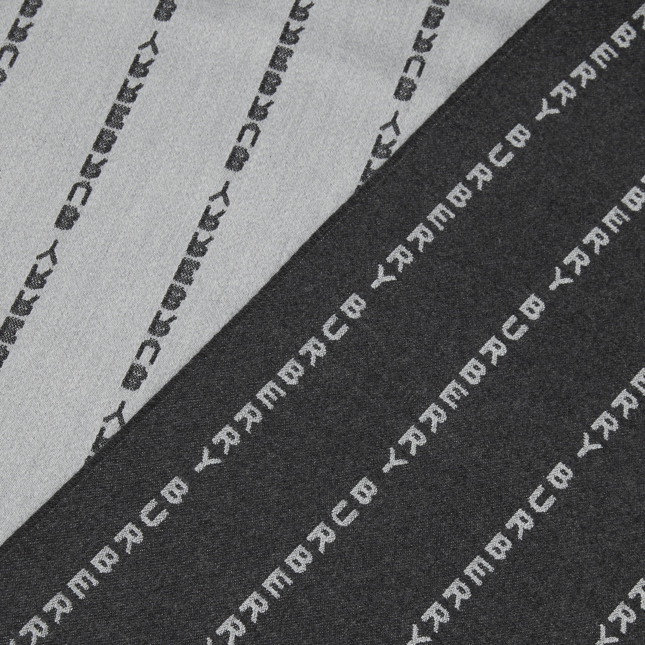 Sciarpa in seta con logo stile gessato in jacquard (Grigio) | Sito ufficiale Burberry® - 2