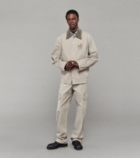 Modelo usando uma jaqueta de gabardine com uma camisa xadrez Burberry Check e calças cargo