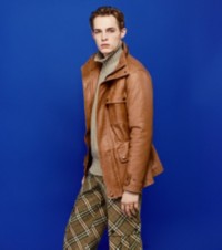 Modelo usando uma jaqueta de couro com uma camisa de gola rulê e calças cargo em xadrez Burberry Check